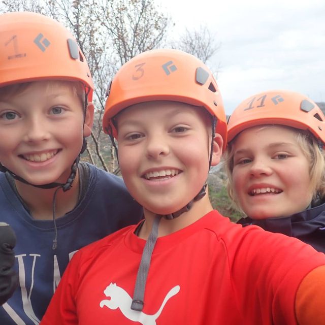 Gruppebilde av tre elever