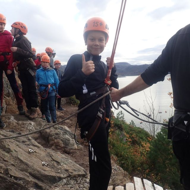 Elev som er klar for zipline
