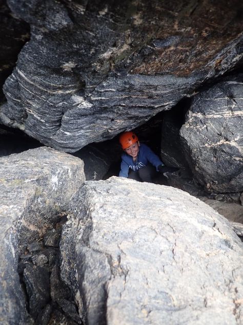 Elev som smiler i grotte