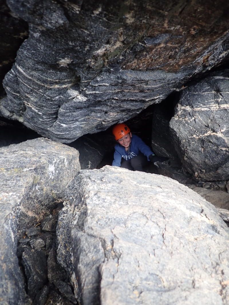 Elev som smiler i grotte