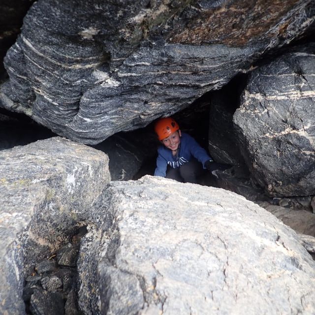 Elev som smiler i grotte