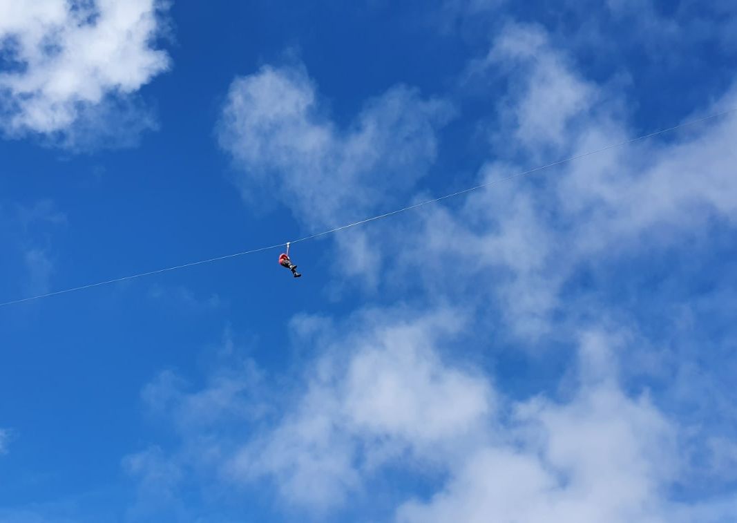 Elev som zipliner fra froskeperspektiv