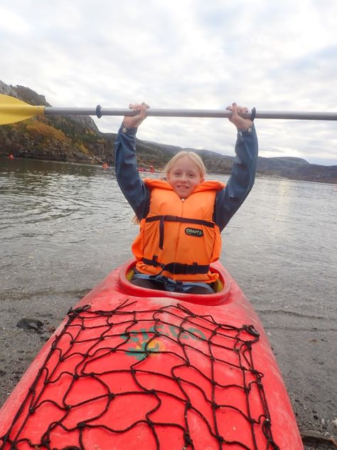 Elev i kajakk med åra over hodet