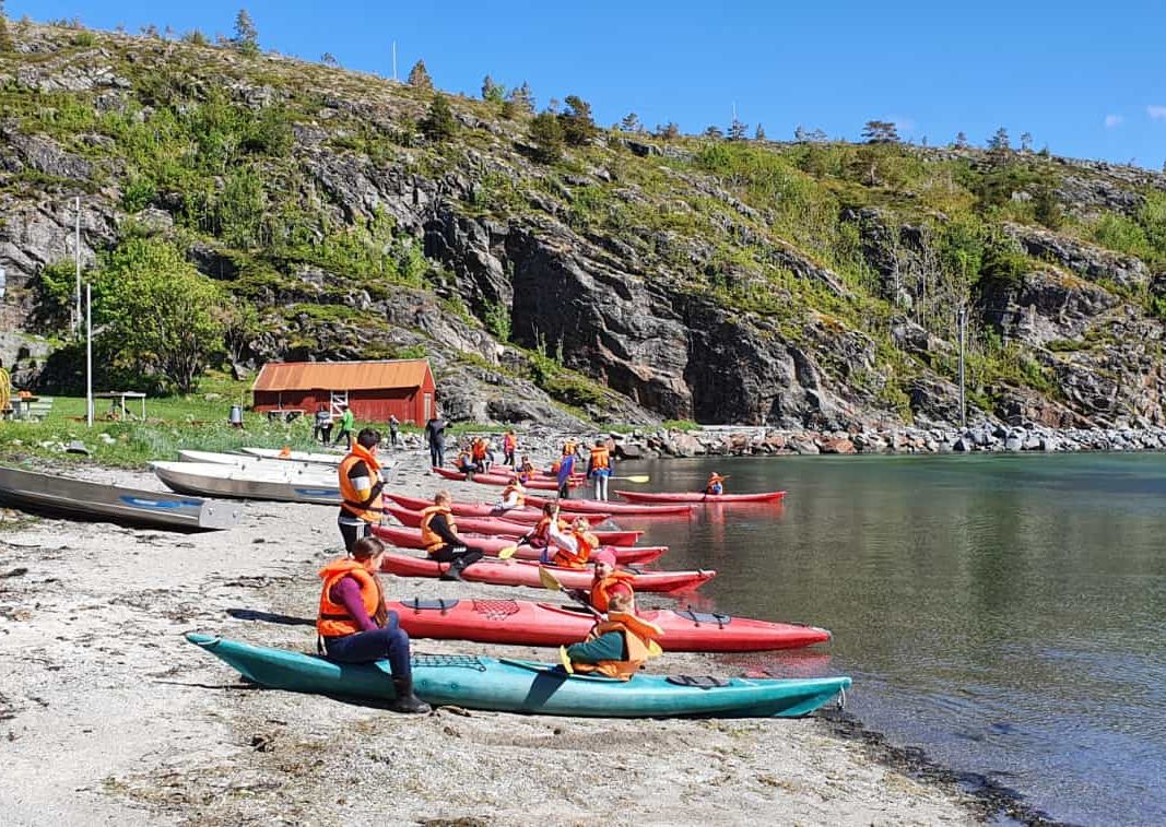 Kajakker som står klare ved stranden