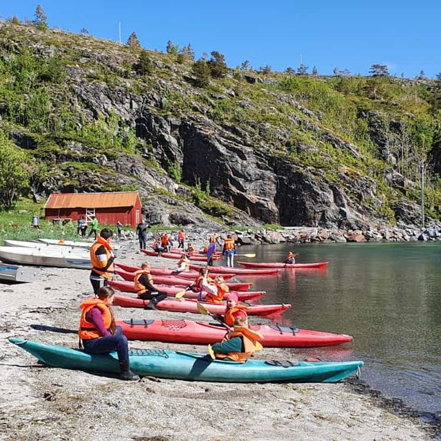 Kajakker som står klare ved stranden