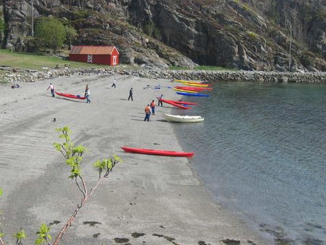Kajakker står klare på stranden