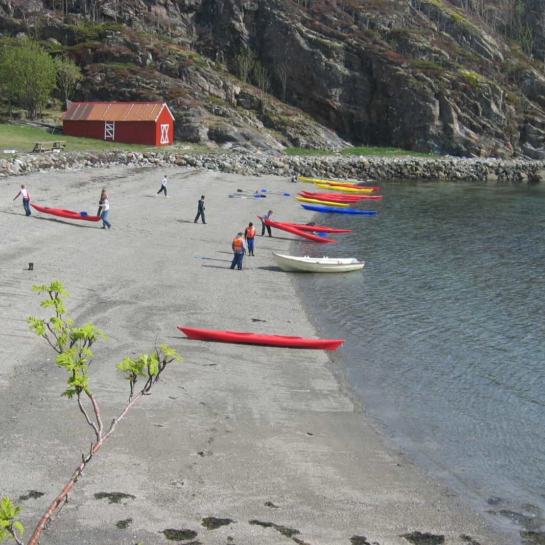 Kajakker står klare på stranden