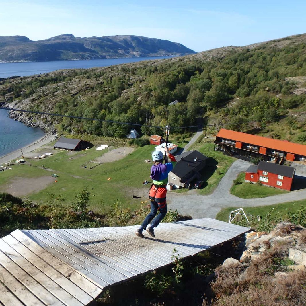 Elev som tar sats ved zipline