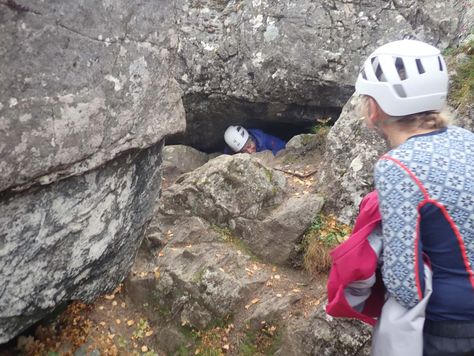 Elev som kommer ut av grotte