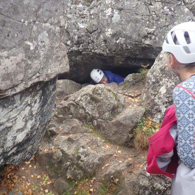 Elev som kommer ut av grotte