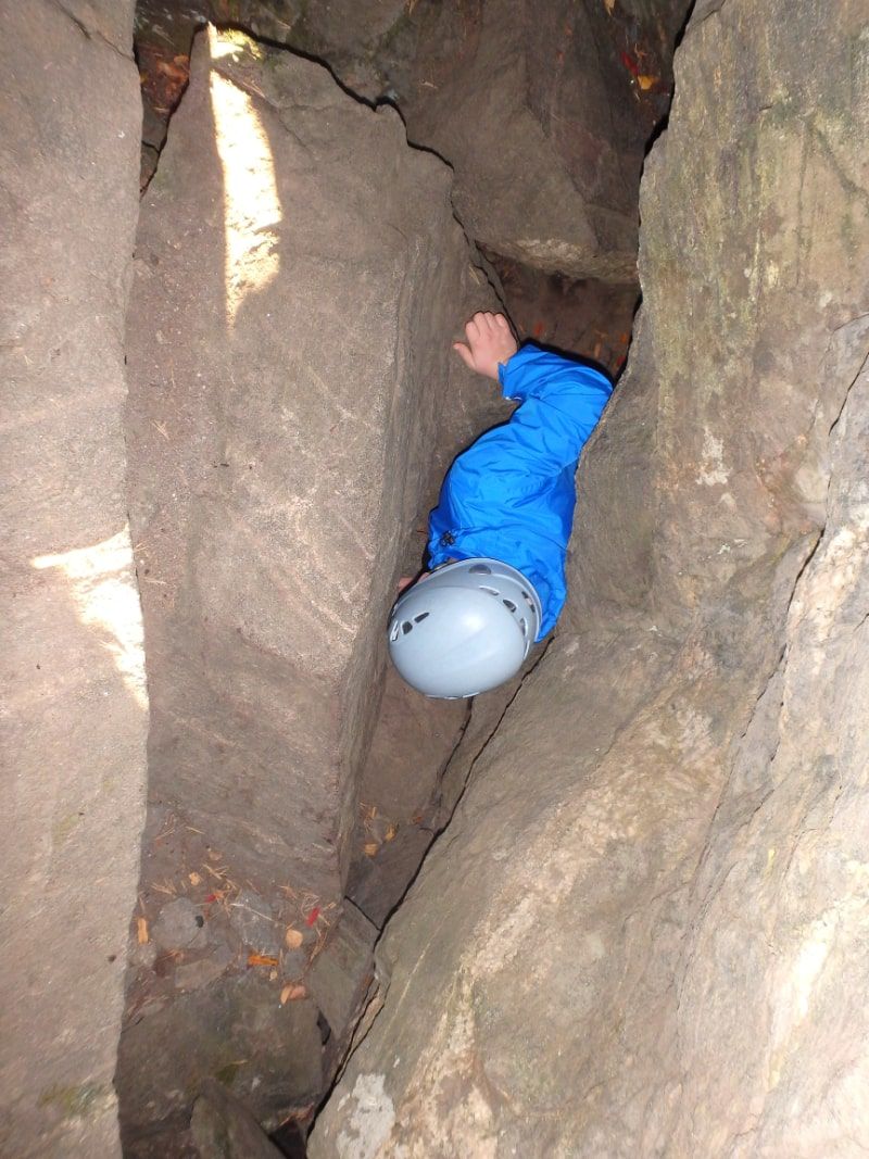 Elev i blå jakke i grotte