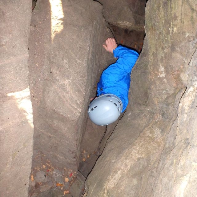 Elev i blå jakke i grotte