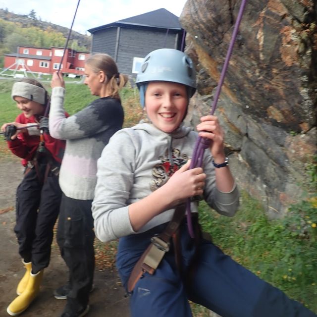 Elev i rapelleringsutstyr